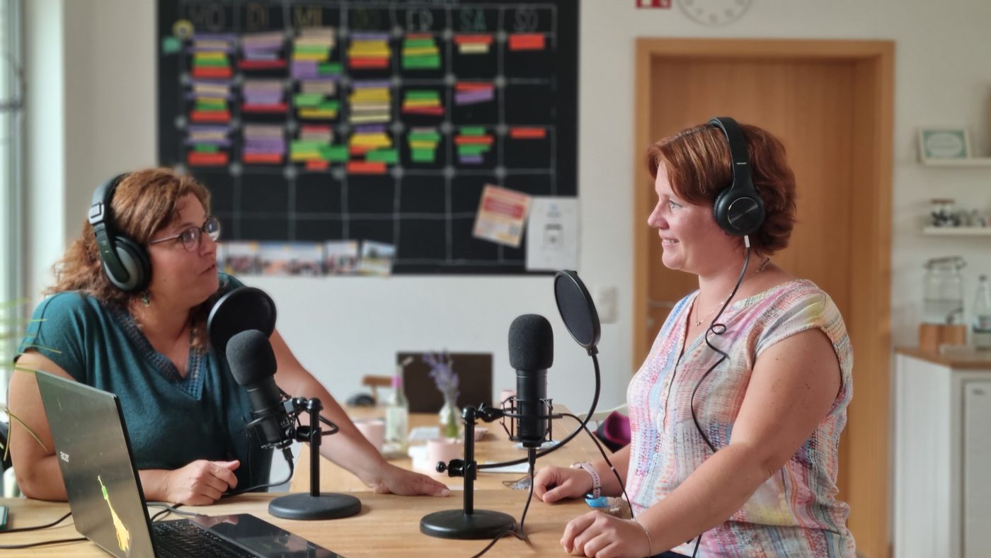 Katharina Rüd bei einer Podcast-Aufnahme