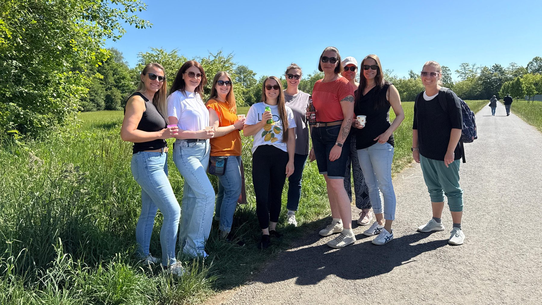 Gruppe von Erwachsenen bei einem Teamtag draußen in der Natur